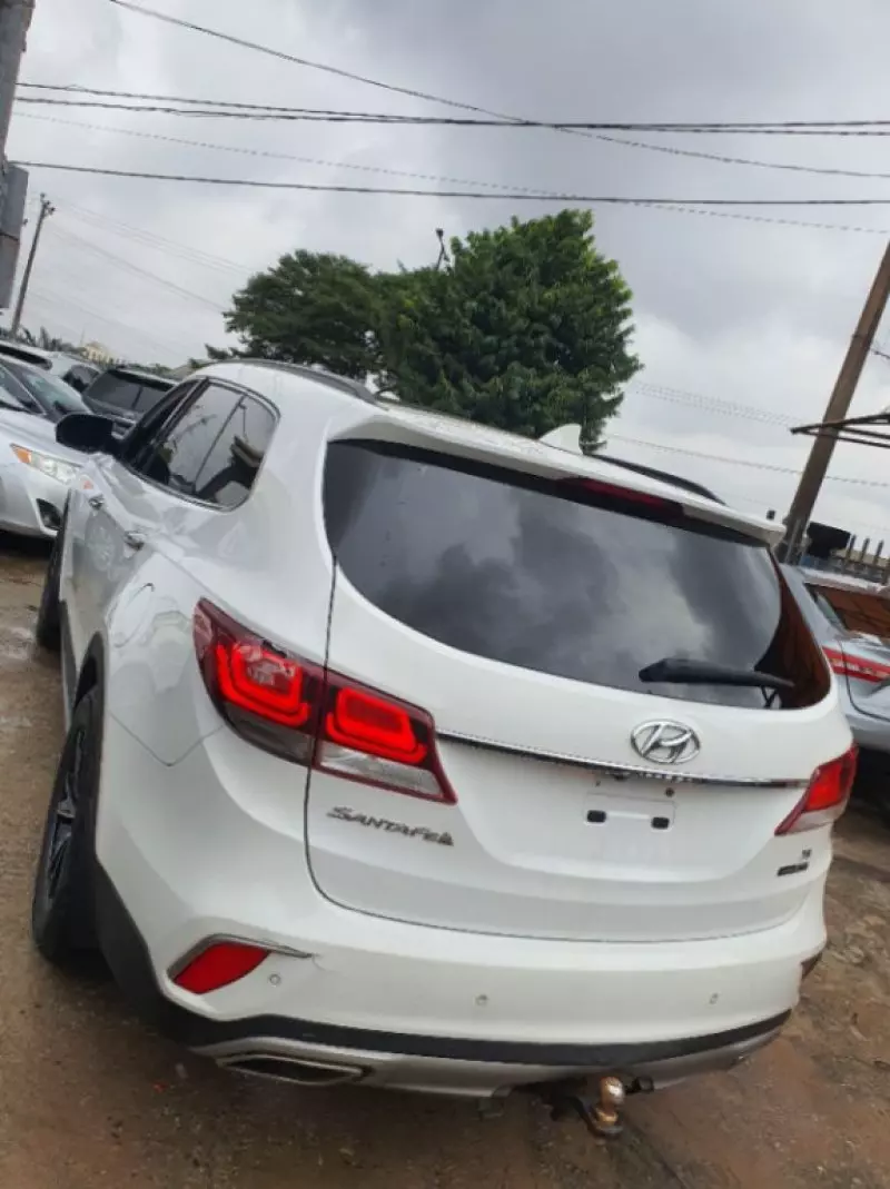 Hyundai Santa Fe   - 2016