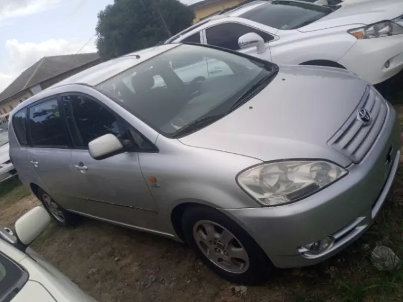 Toyota Avensis Verso   - 2025