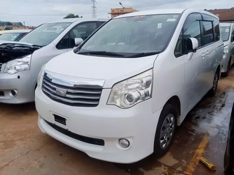 Toyota Noah   - 2012
