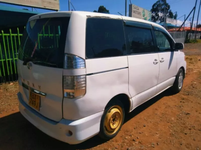 Toyota Voxy    - 2007