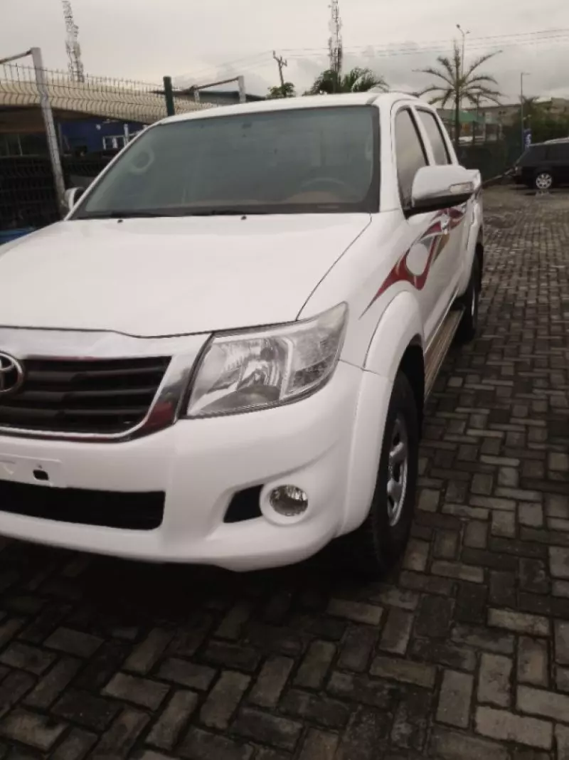 Toyota Hilux    - 2012