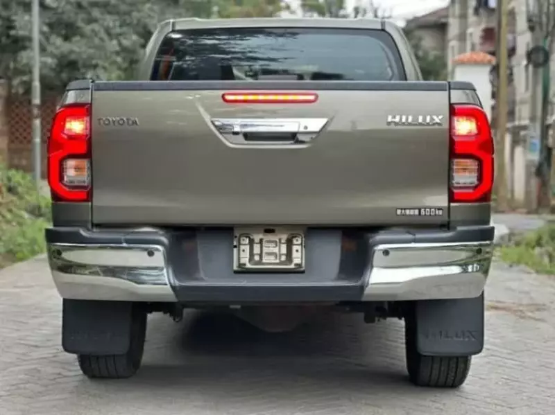 Toyota Hilux   - 2020