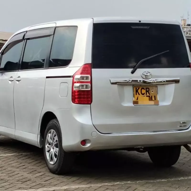 Toyota Noah   - 2011