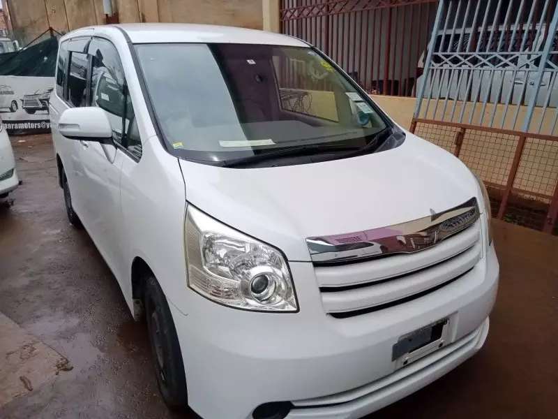 Toyota Noah   - 2009