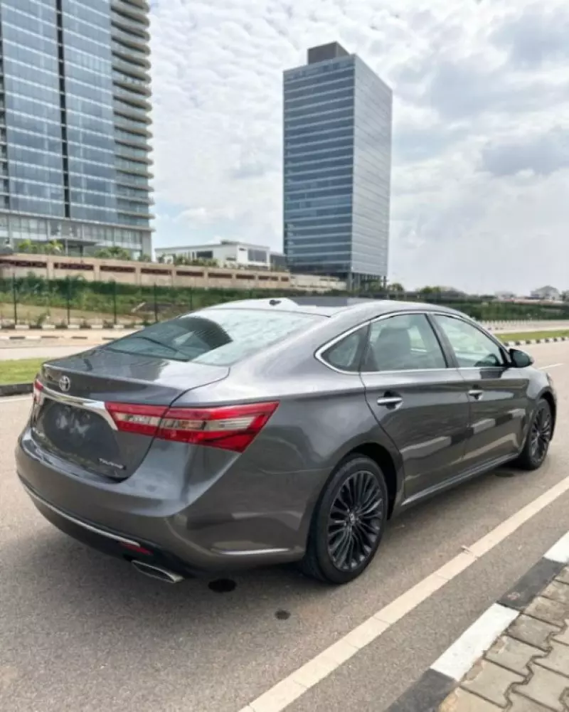 Toyota Avalon   - 2017