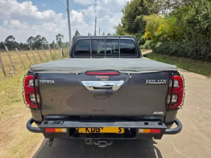 Toyota Hilux   - 2021