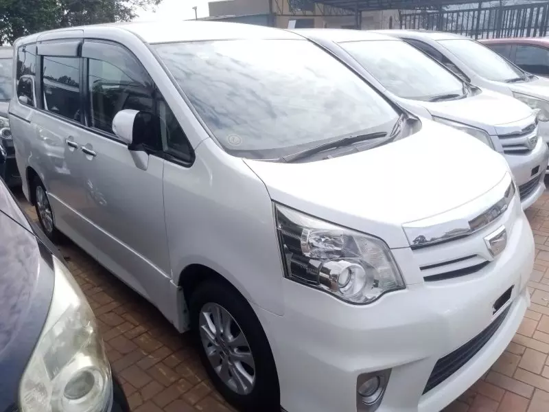 Toyota Noah   - 2012