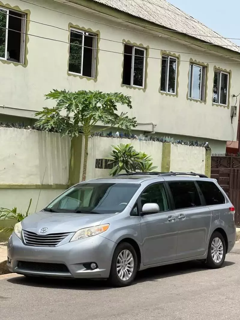Toyota Sienna   - 2011