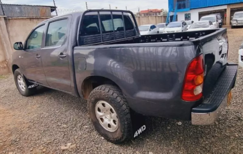 Toyota Hilux   - 2011