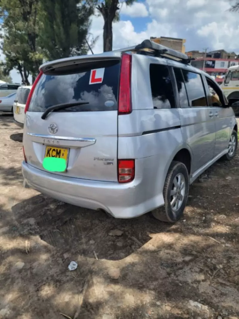 Toyota Isis    - 2014