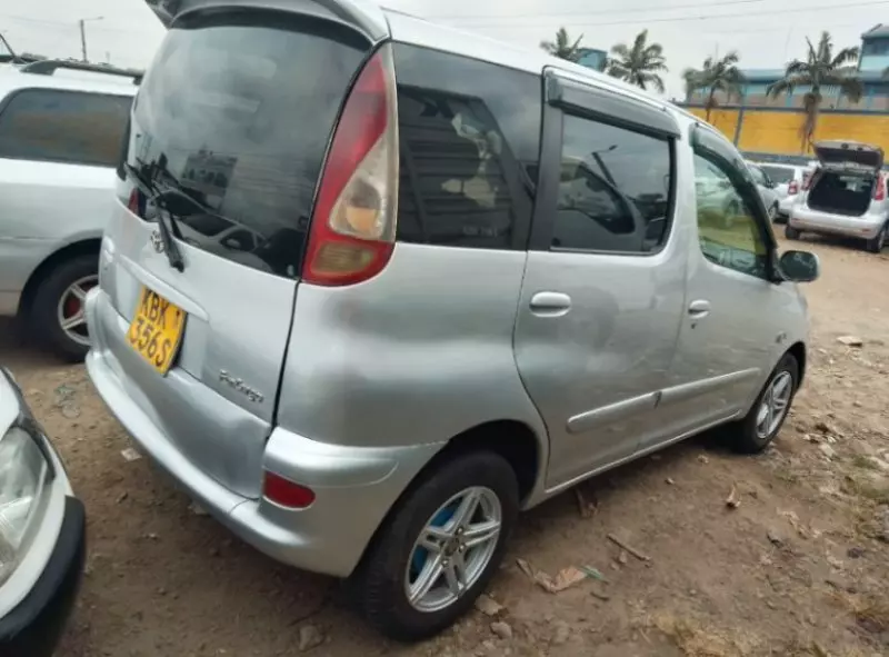 Toyota Fun cargo    - 2002