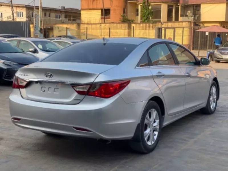 Hyundai Sonata   - 2011
