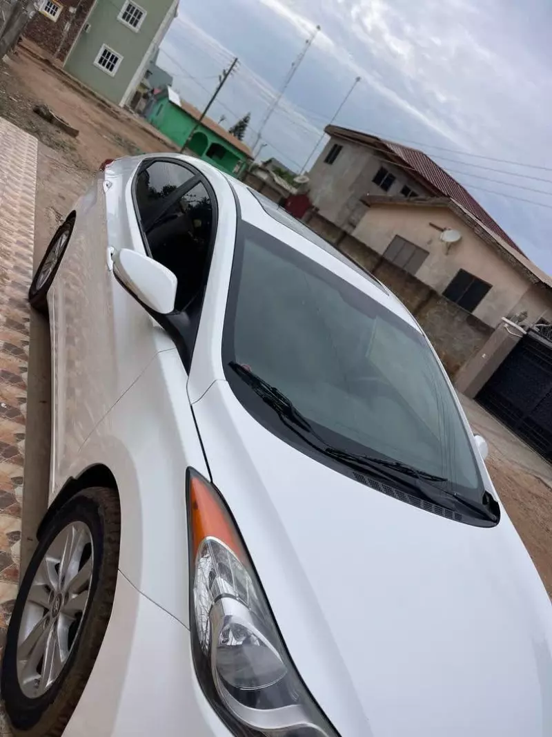 Hyundai Elantra   - 2012