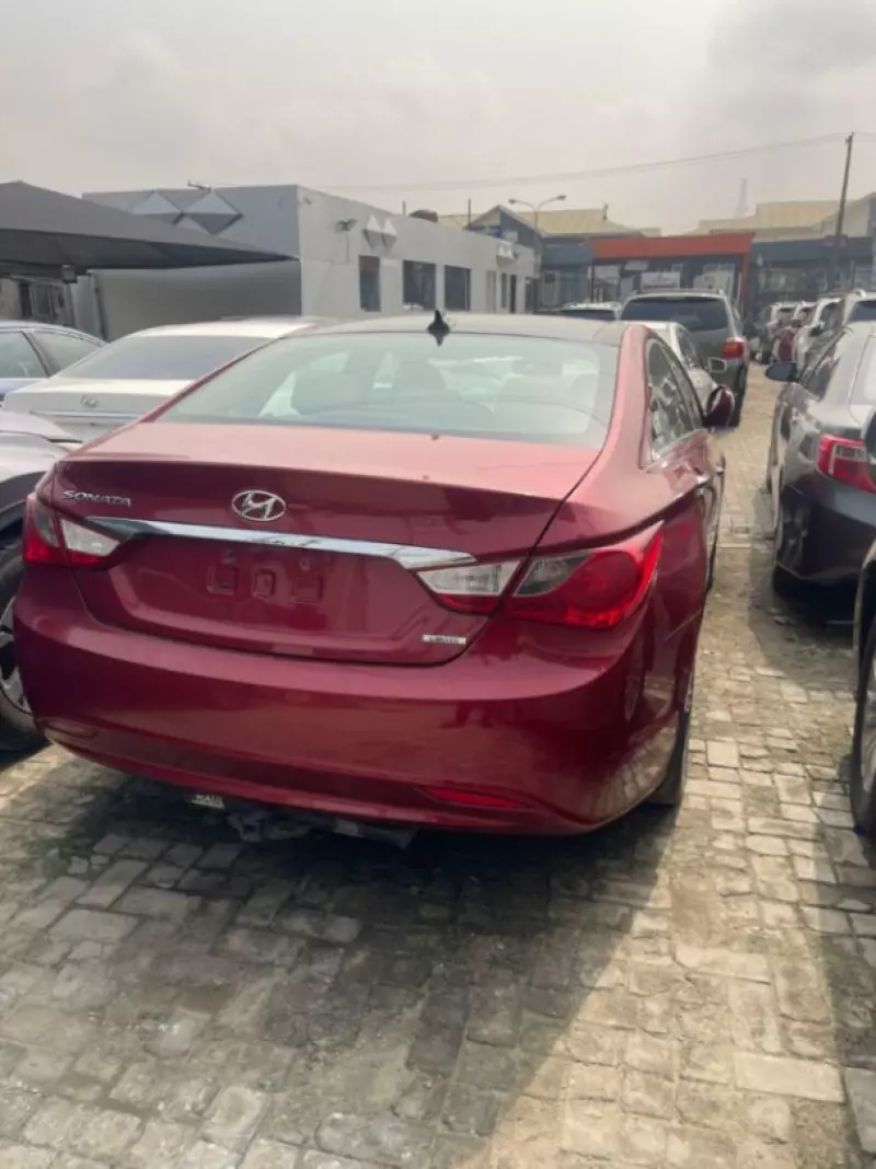 Hyundai Sonata   - 2012