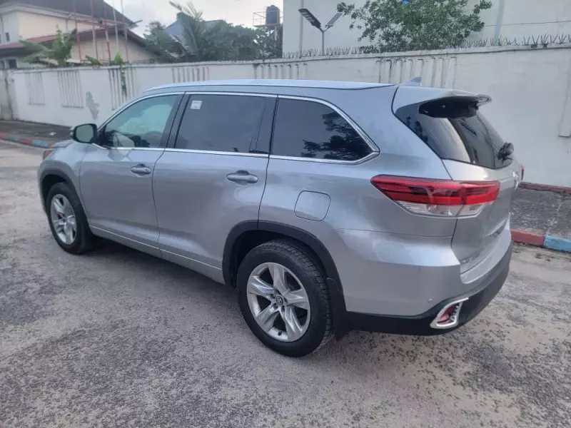 Toyota Highlander   - 2016