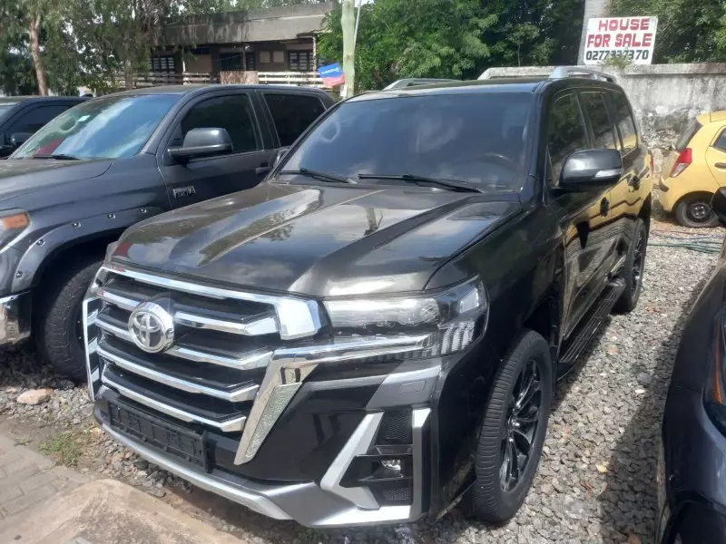 Toyota Land Cruiser V8   - 2013