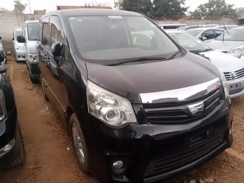 Toyota Noah   - 2012