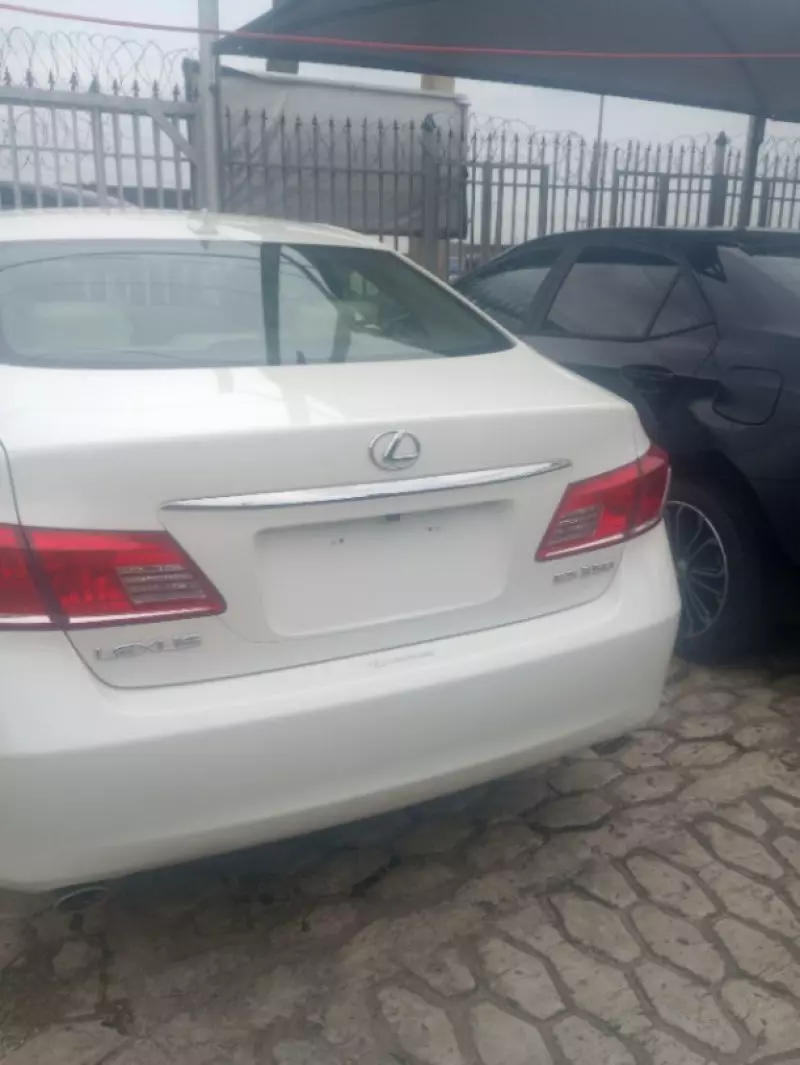 Lexus ES 350   - 2010