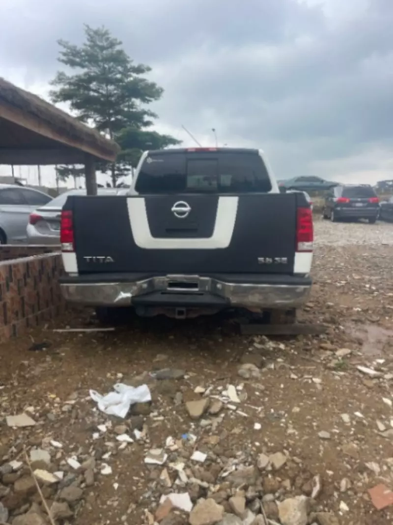 Nissan Titan   - 2004