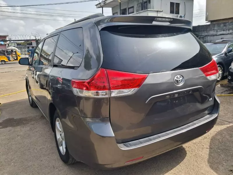 Toyota Sienna   - 2011