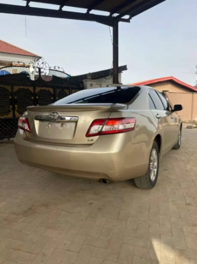 Toyota Camry   - 2011