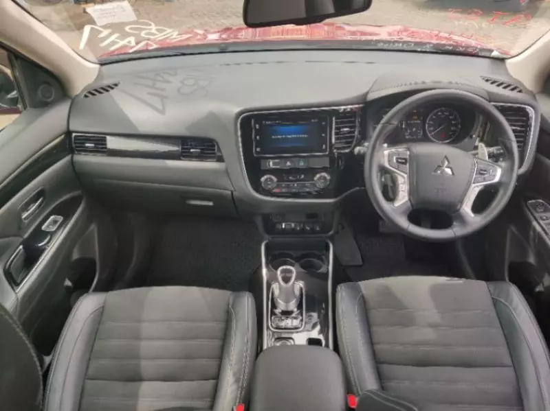 Mitsubishi Outlander hybrid    - 2018