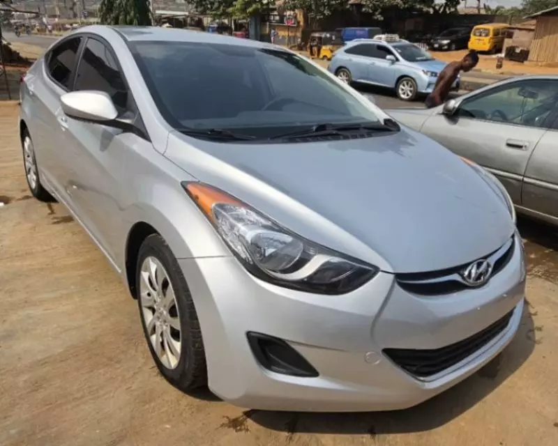 Hyundai Elantra   - 2011