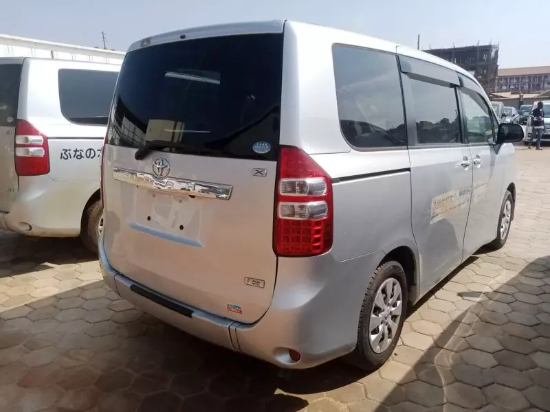 Toyota Noah   - 2012