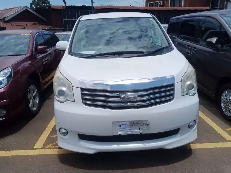Toyota Noah   - 2012