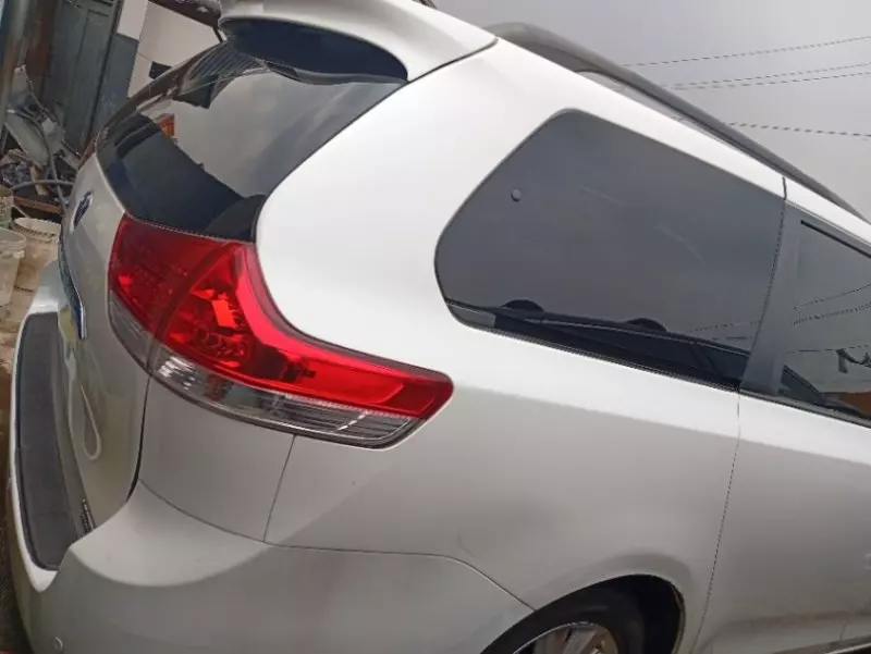 Toyota Sienna   - 2011