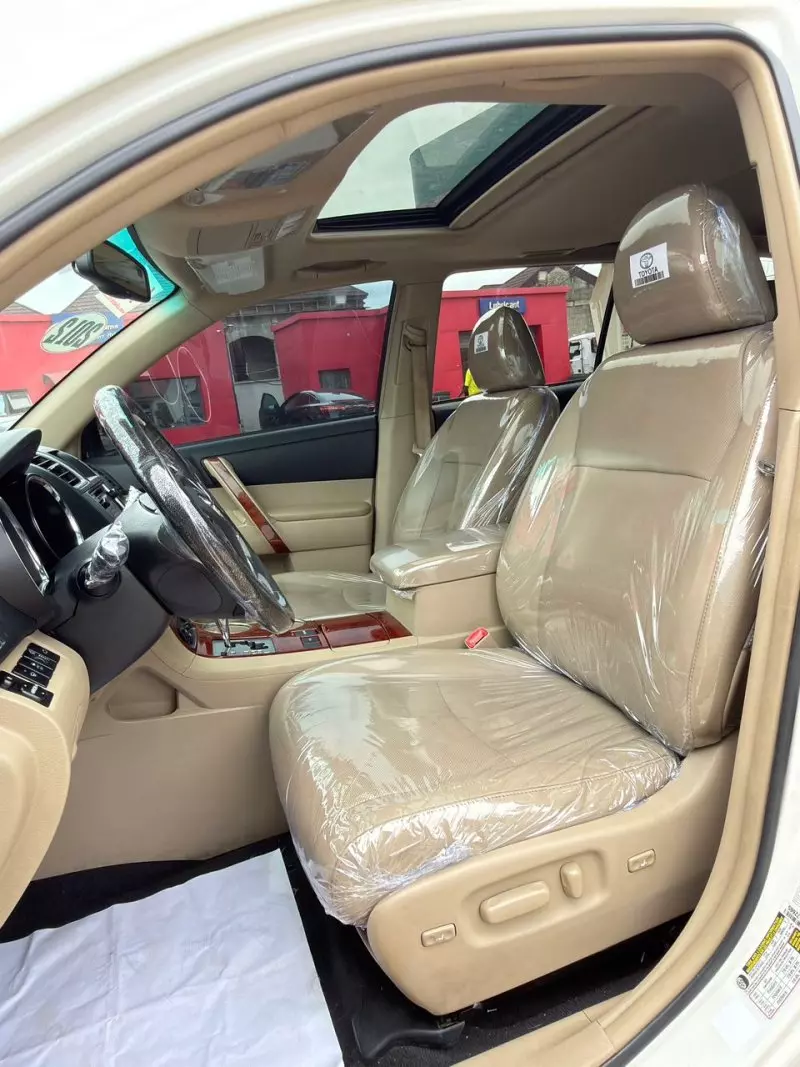 Toyota Highlander   - 2012