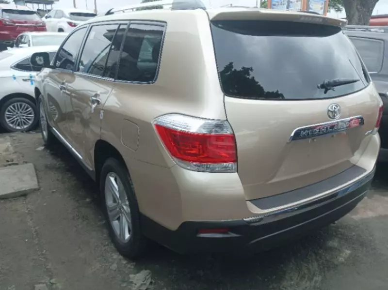 Toyota Highlander   - 2014