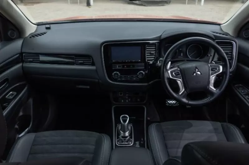 Mitsubishi Outlander hybrid    - 2019