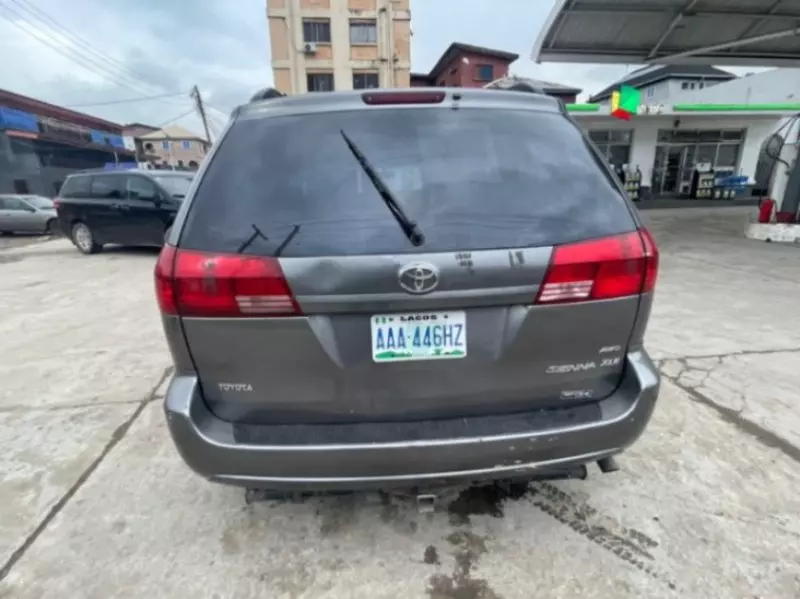 Toyota Sienna   - 2005