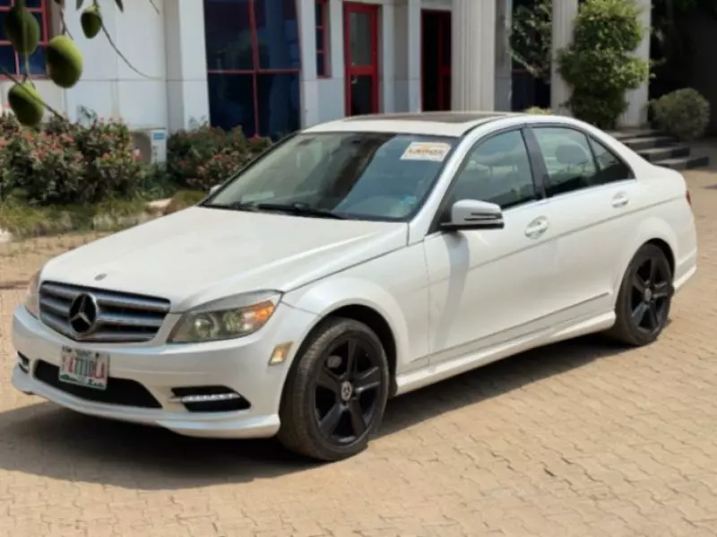 Mercedes-Benz C 300   -