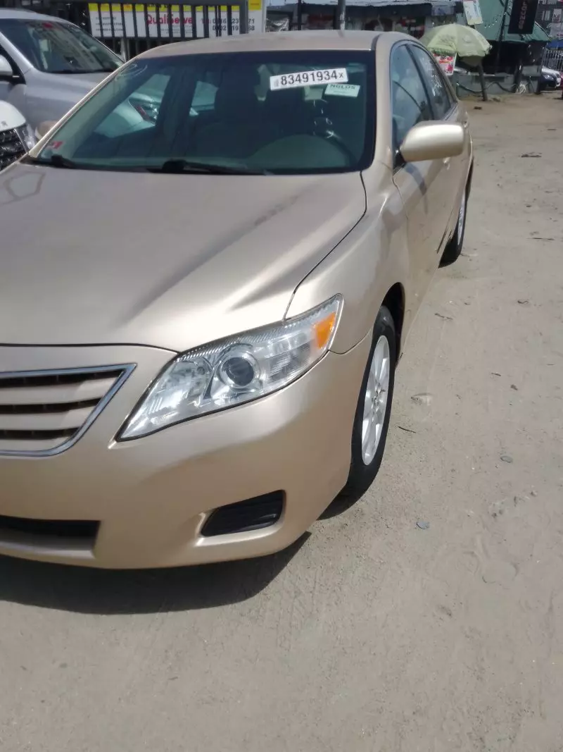 Toyota Camry   - 2010