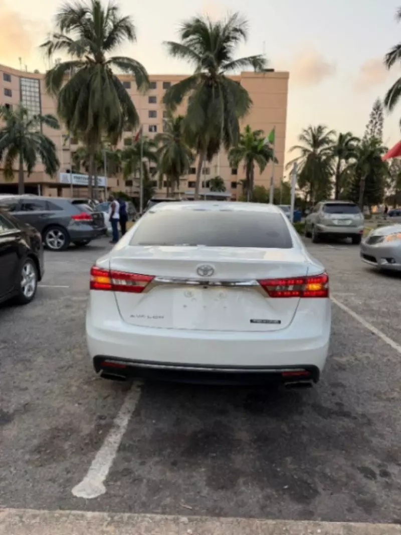 Toyota Avalon   - 2018