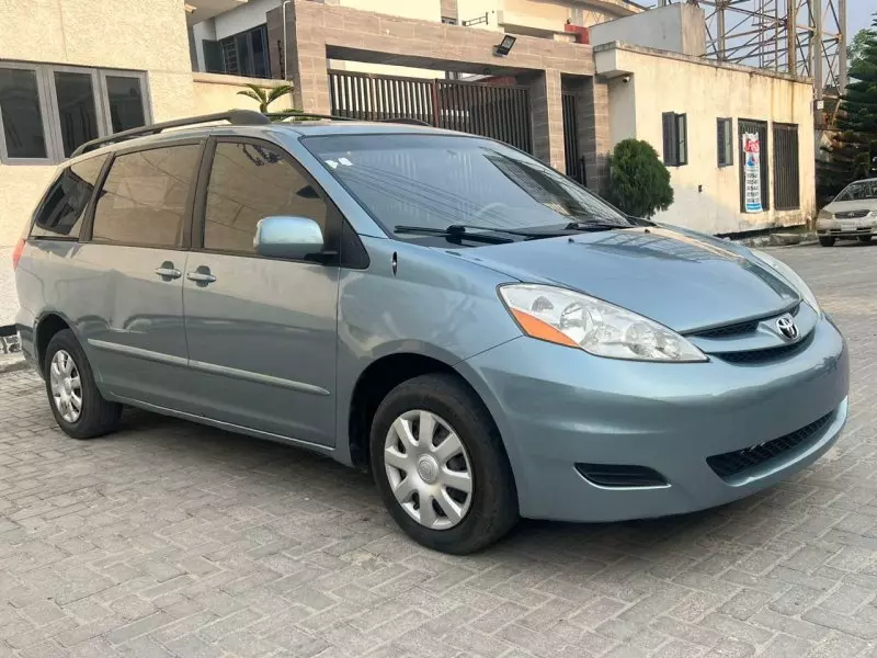Toyota Sienna   - 2010