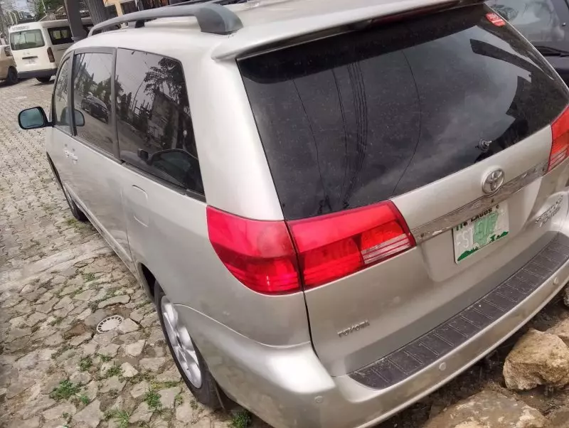 Toyota Sienna   - 2004