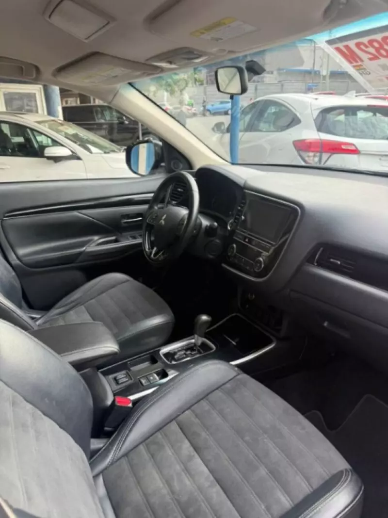 Mitsubishi Outlander hybrid    - 2019