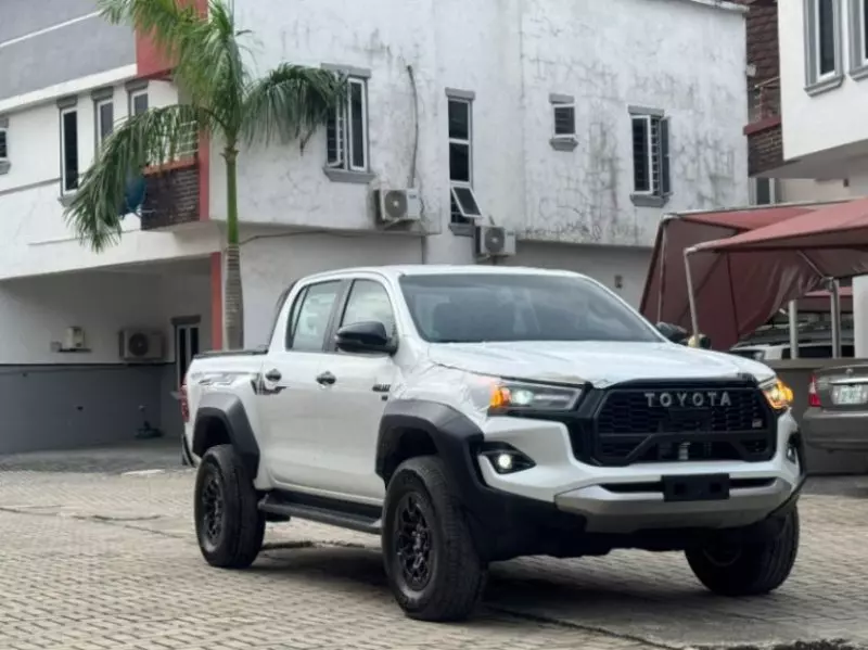 Toyota Hilux    - 2024