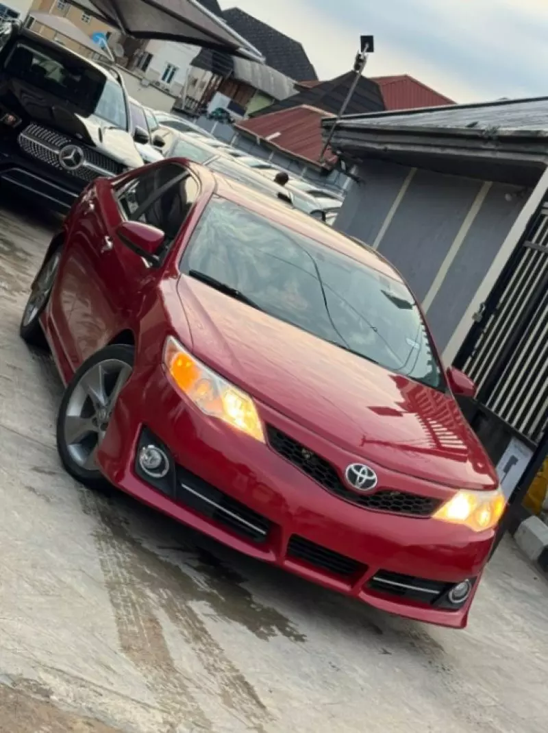 Toyota Camry   - 2016