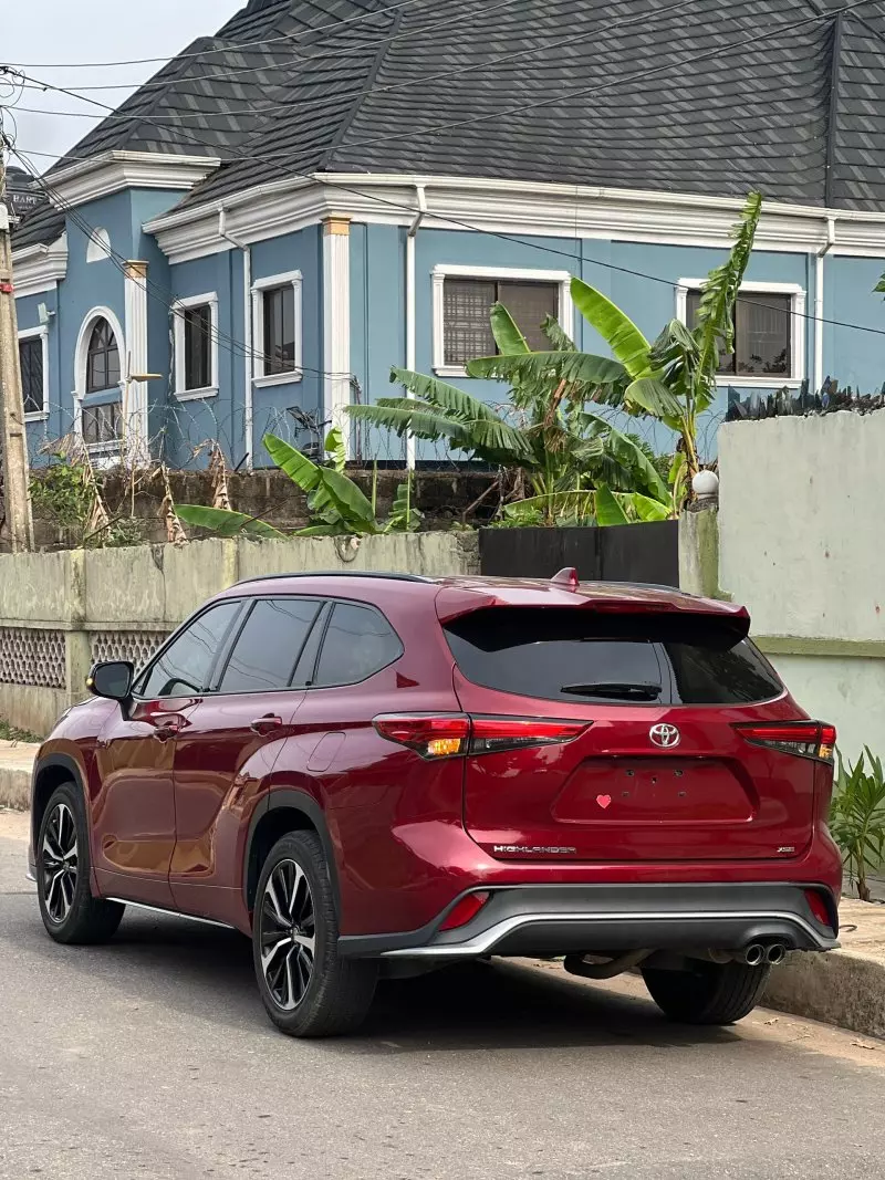 Toyota Highlander   - 2021