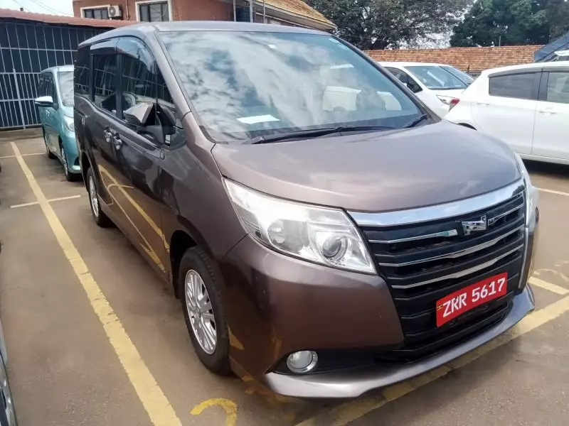 Toyota Noah   - 2014
