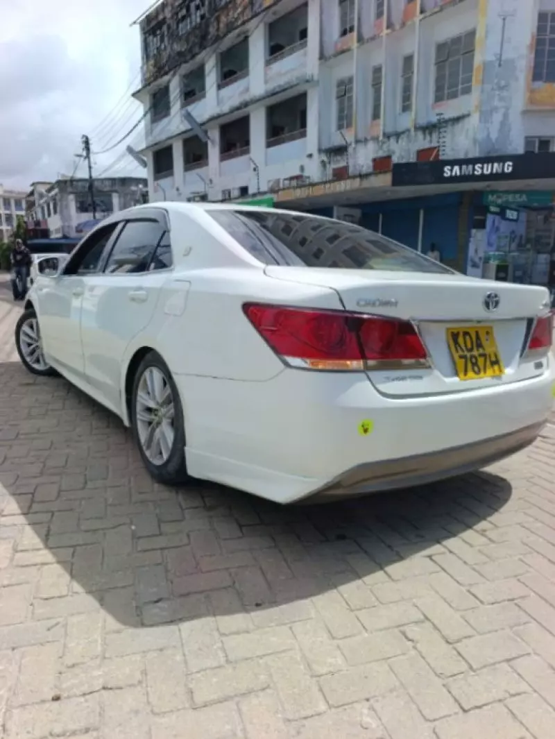 Toyota Crown   - 2013
