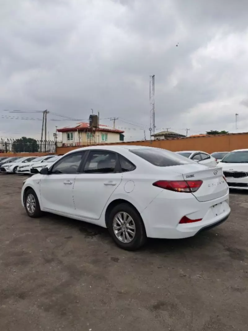 Hyundai Elantra   - 2019
