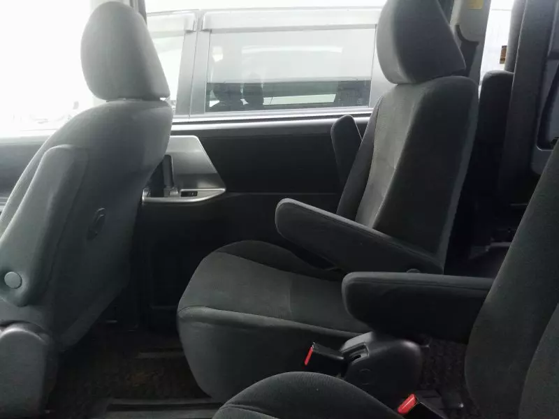 Toyota Noah   - 2012