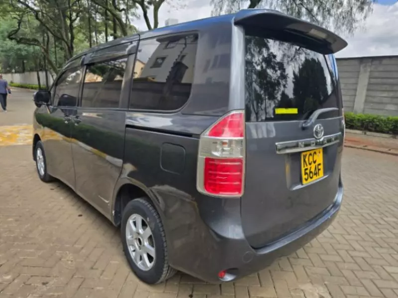 Toyota Noah   - 2013