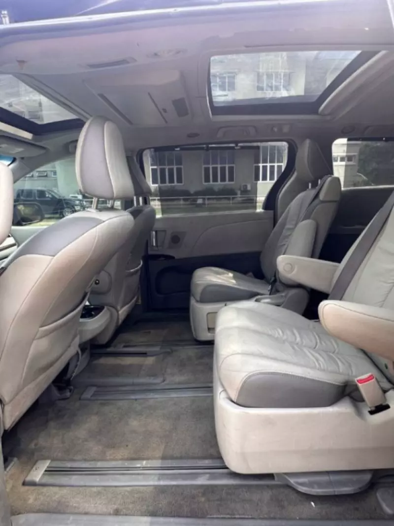 Toyota Sienna - 2011