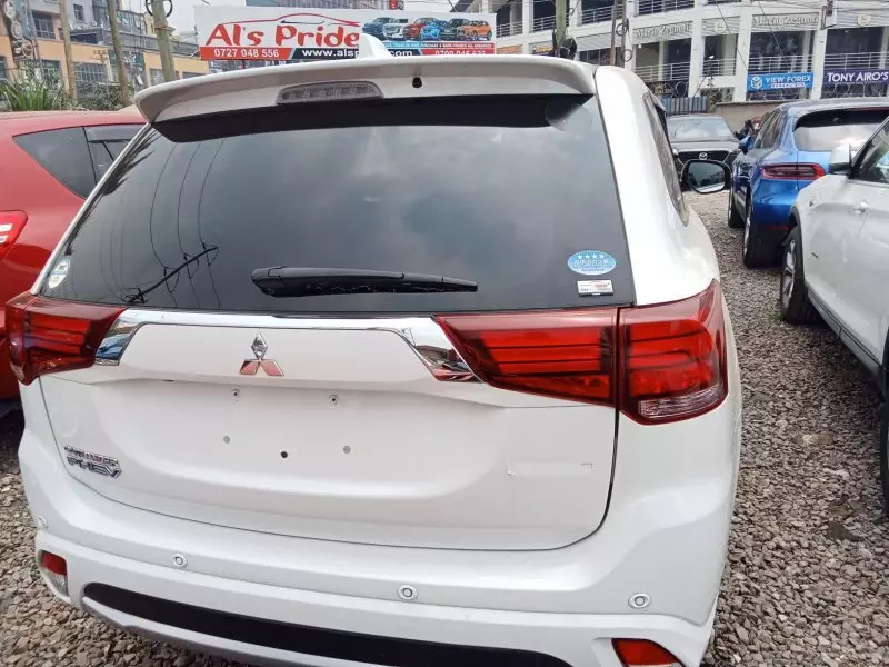 Mitsubishi OUTLANDER   - 2016